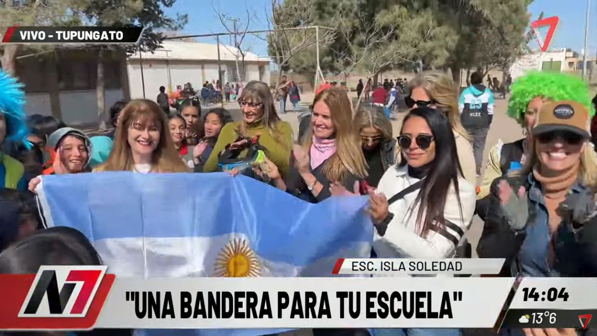 El móvil de Canal Siete, con Julián Chabert, se sumó a los obsequios para la escuela Isla Soledad, y le entregó una bandera de mástil nueva. El móvil de Canal Siete, con Julián Chabert, se sumó a los obsequios para la escuela Isla Soledad, y le entregó una bandera de mástil nueva.
