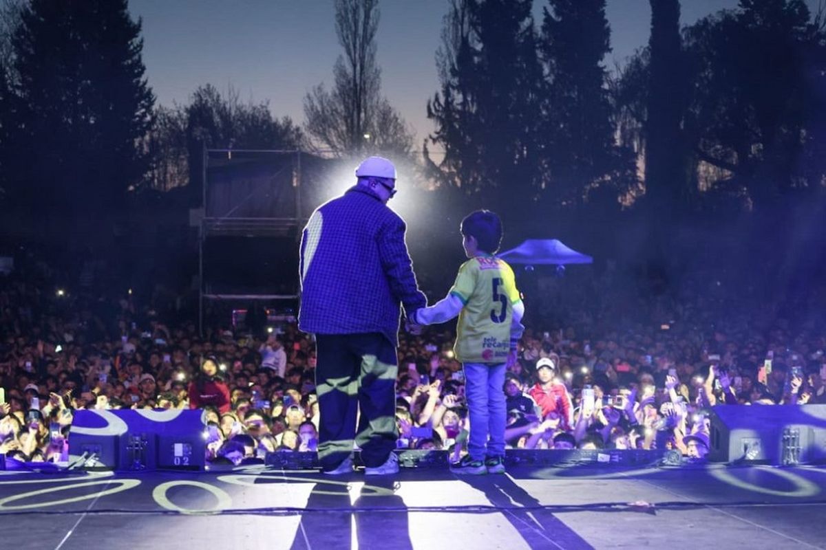 Thiago, un niño del público, fue invitado a subir al escenario para cantar. Thiago, un niño del público, fue invitado a subir al escenario para cantar.