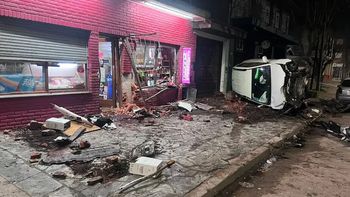 Impactante accidente: chocó, volcó y destruyó un almacén atropellando a varios peatones