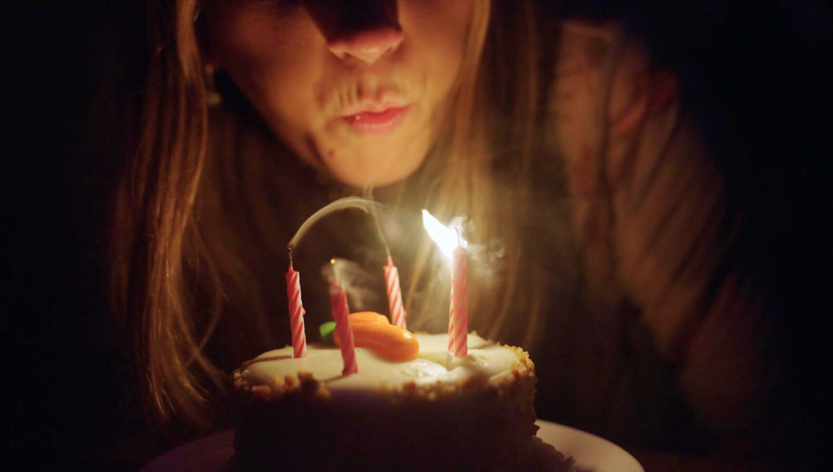 Qué significa soplar la vela de cumpleaños y por qué recomiendan no hacerlo.