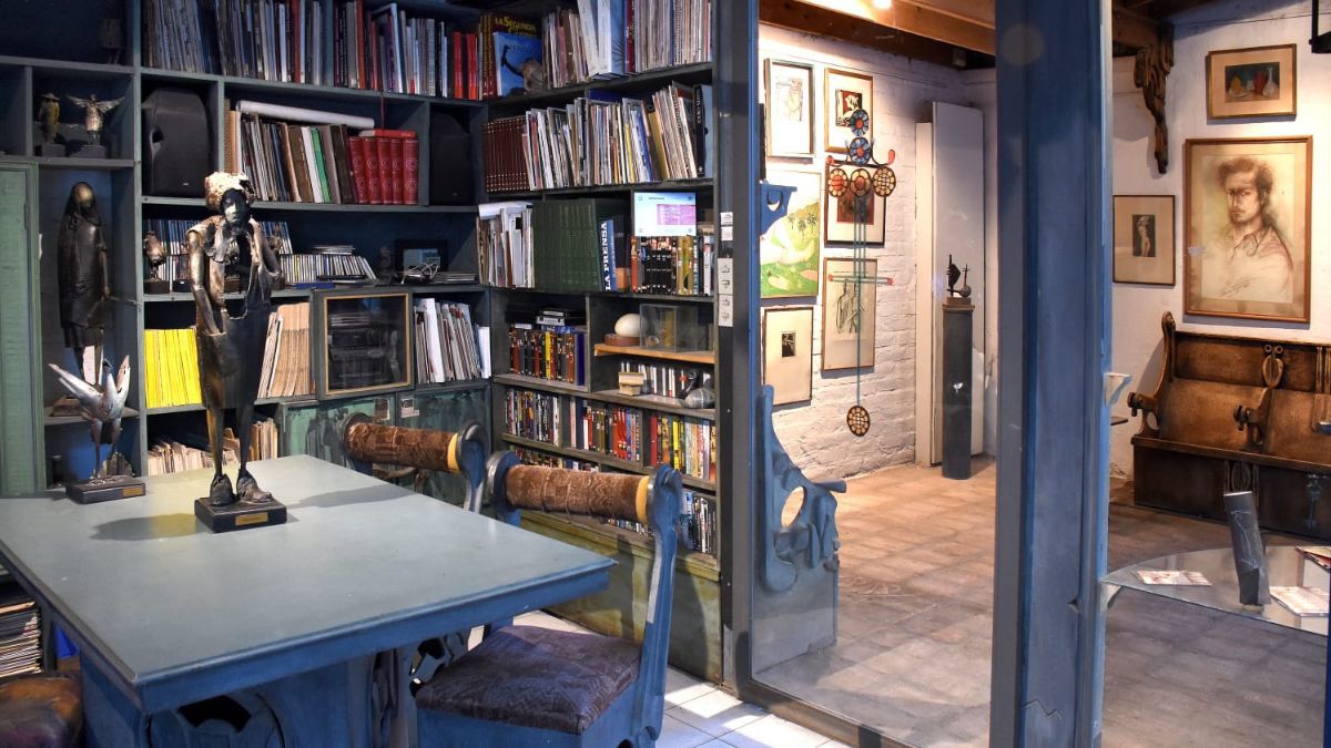 La biblioteca de Rosas, uno de sus lugares favoritos para recibir amigos