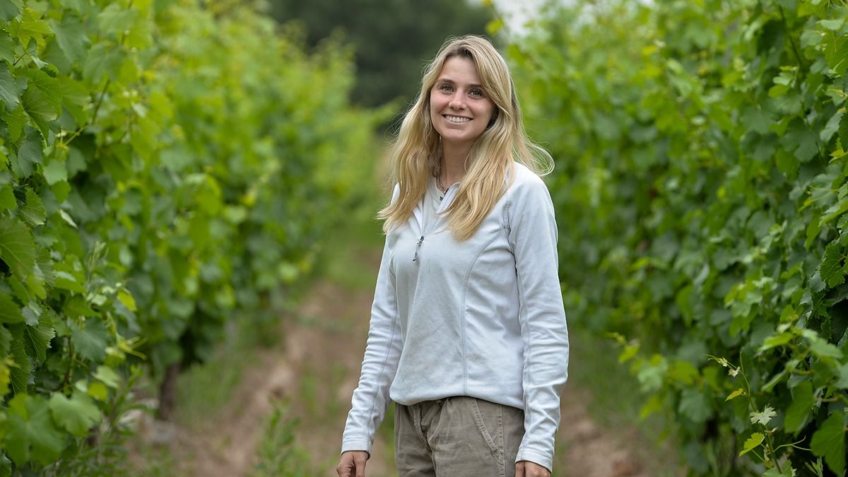 Un poco en paralelo a su padre, ambos comenzaron con sus emprendimientos agrícolas a los 24 años: su papá comprando la fincha y ella dedicándose a los árboles de pistacho. Un poco en paralelo a su padre, ambos comenzaron con sus emprendimientos agrícolas a los 24 años: su papá comprando la fincha y ella dedicándose a los árboles de pistacho.