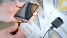 La forma correcta de cargar el teléfono.
