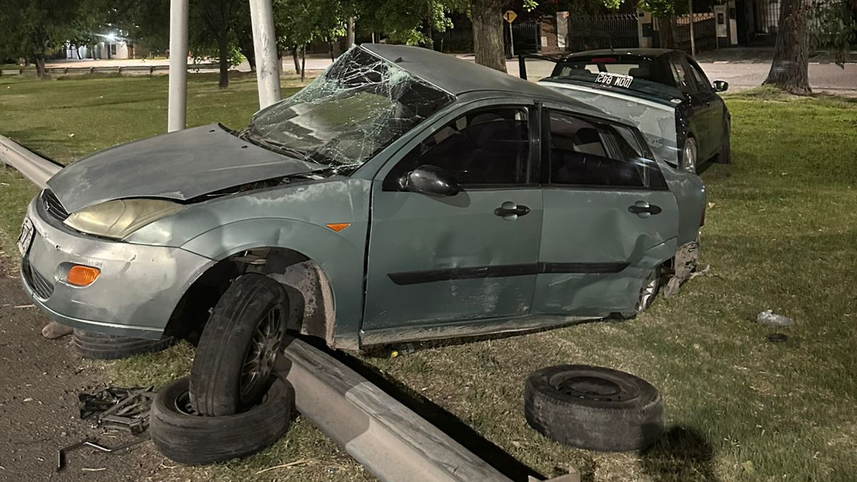 Los dos ocupantes del auto resultaron ilesos tras el accidente en el Acceso Sur y Alsina, de Guaymallén. Los dos ocupantes del auto resultaron ilesos tras el accidente en el Acceso Sur y Alsina, de Guaymallén.