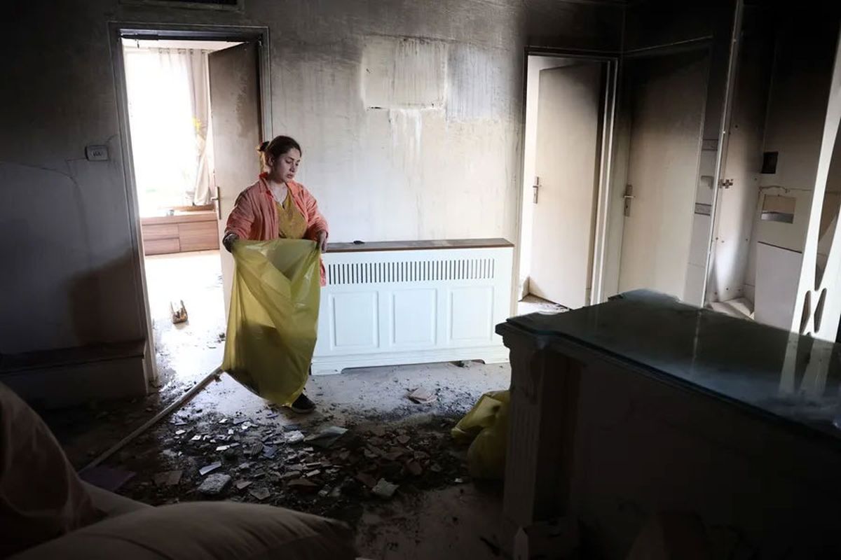 Una mujer iraní retira los escombros de su casa dañada en uno de los recientes ataques de Israel sobre Teherán. Crédito: EFE/EPA/Abedin Taherkenareh. Una mujer iraní retira los escombros de su casa dañada en uno de los recientes ataques de Israel sobre Teherán. Crédito: EFE/EPA/Abedin Taherkenareh.