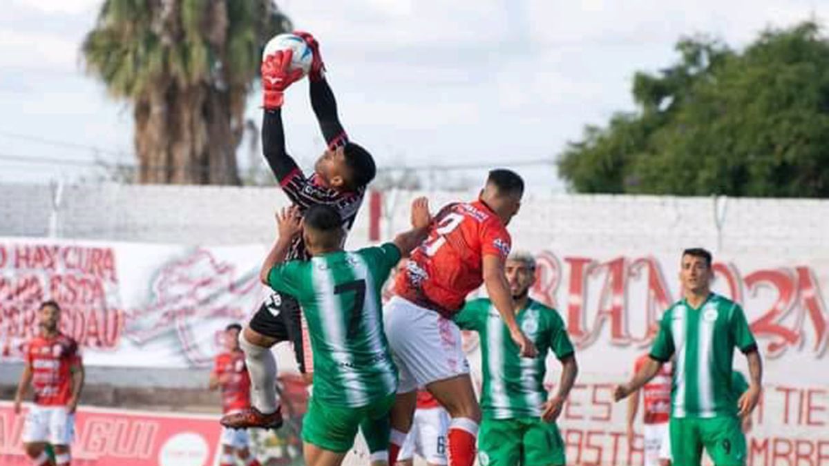 Daniel Moyano es una de las figuras de Hurac&aacute;n Las Heras en el Torneo Federal A.