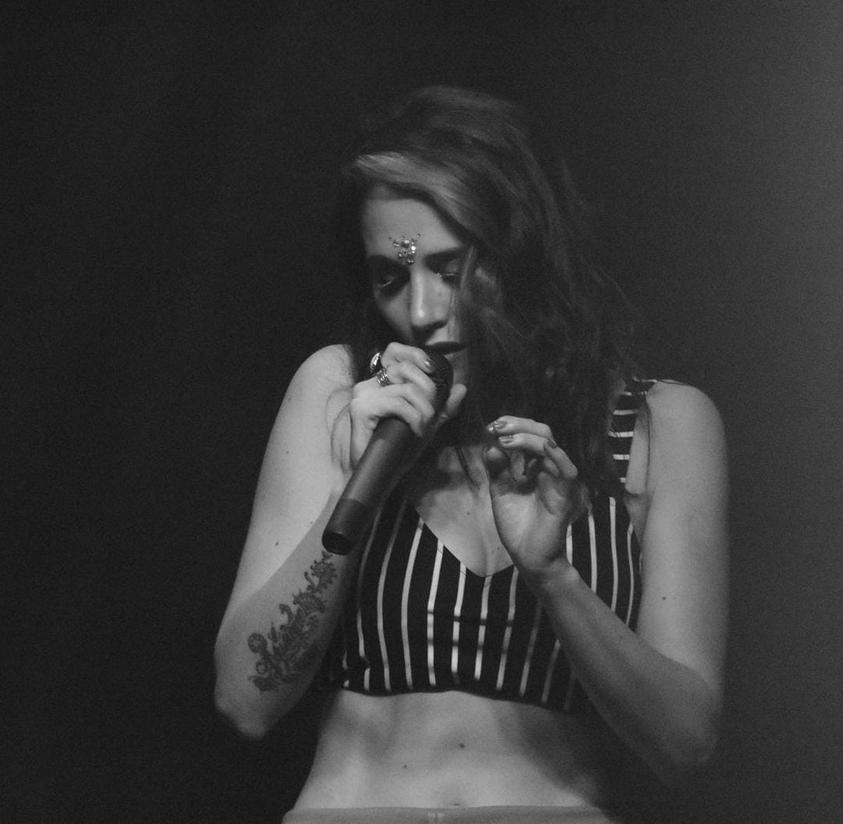 Poli Sallustro se alejó de la actuación y ahora tiene una carrera musical como solista. Poli Sallustro se alejó de la actuación y ahora tiene una carrera musical como solista.