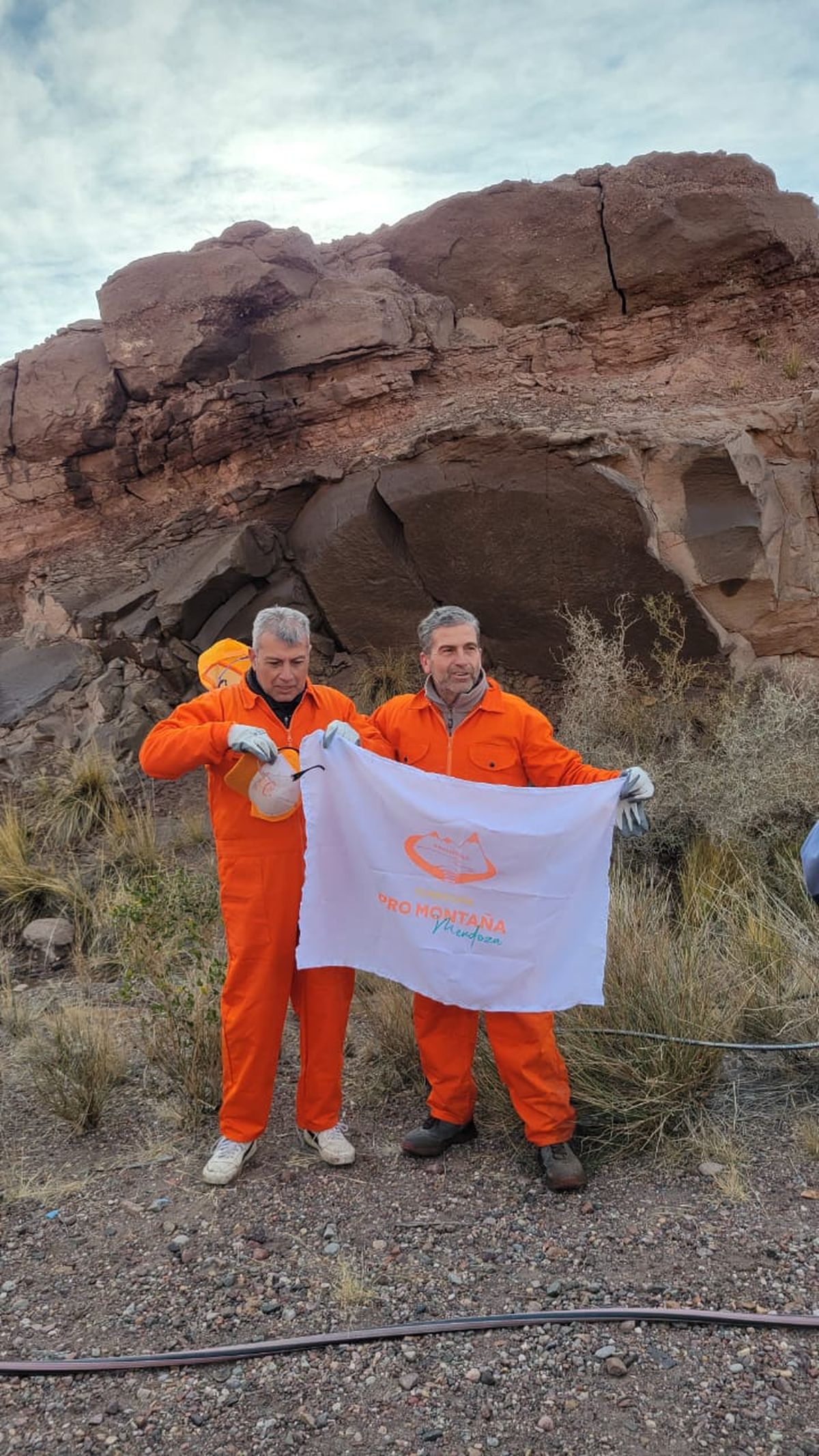 La historia detrás de la fundación que limpia las montañas vandalizadas por turistas