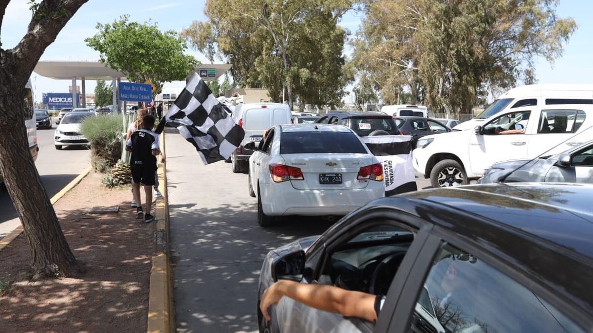 Una gran caravana de los seguidores del Blanquinegro acompañó al plantel al aeropuerto.