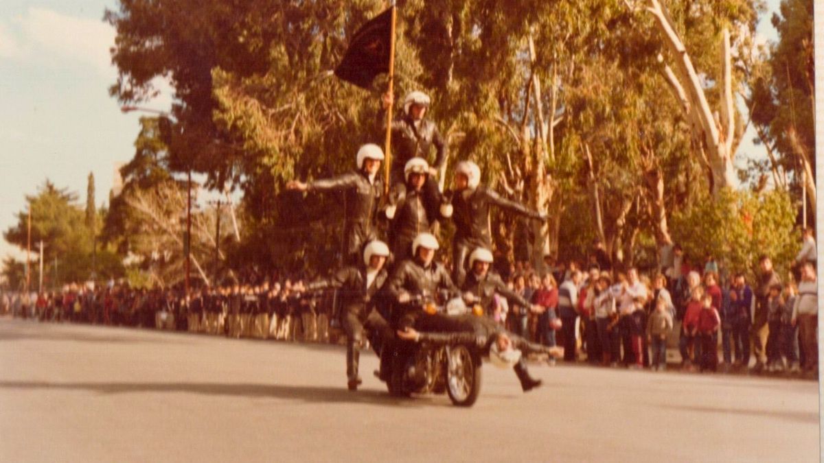 Un espectáculo callejero en la primavera de Monte Hermoso. A mediados de los '80. Un espectáculo callejero en la primavera de Monte Hermoso. A mediados de los '80.