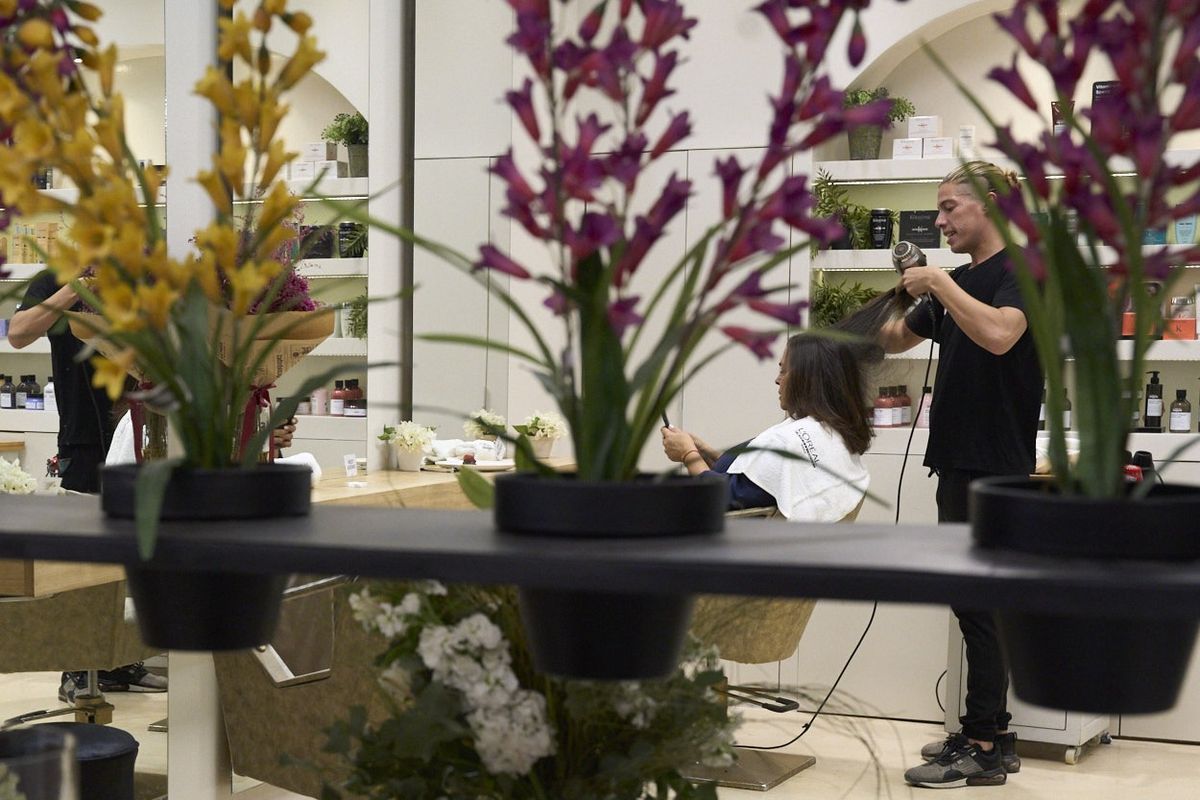 La belleza y estética personal se fusionan con la moda de vestir en Simona Espacios. Todo en un mismo lugar. La belleza y estética personal se fusionan con la moda de vestir en Simona Espacios. Todo en un mismo lugar.