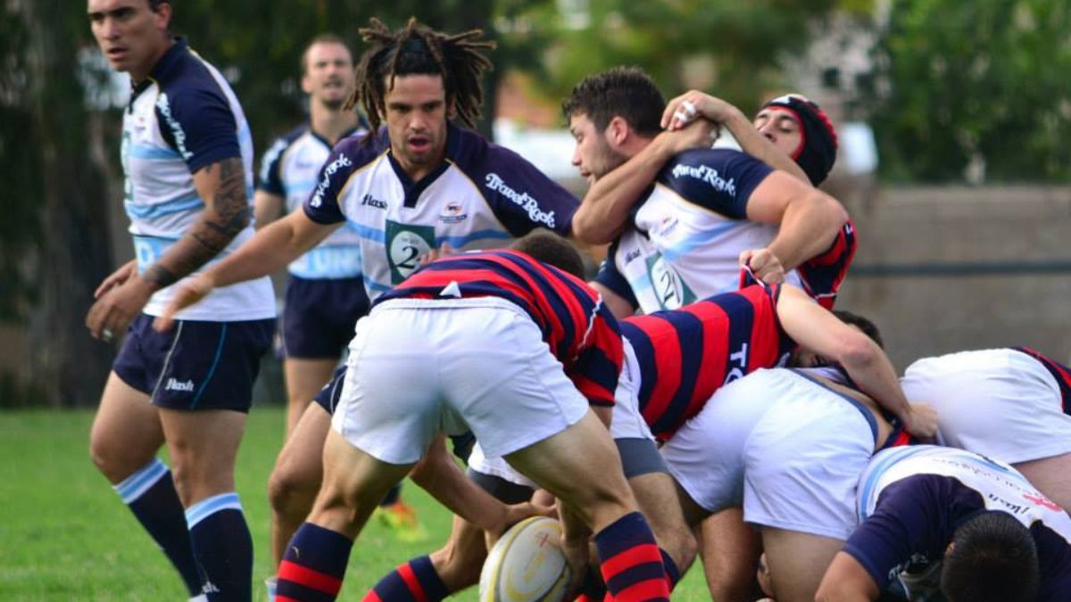 Leandro conjuga un inusual espíritu sensible y artístico con otra cara combativa, la que cultiva en sus deportes, el rugby y el boxeo.