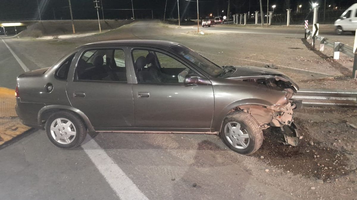 El conductor alcoholizado se estrelló contra un guardarrail en el Acceso Sur y calle Aráoz, en Luján. El conductor alcoholizado se estrelló contra un guardarrail en el Acceso Sur y calle Aráoz, en Luján.