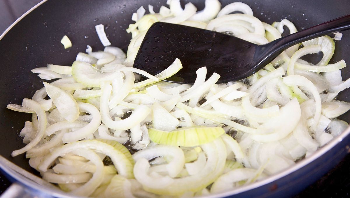 Las cebollas se ponen de un color azul claro o verdoso cuando entran en contacto con otros alimentos.&nbsp;