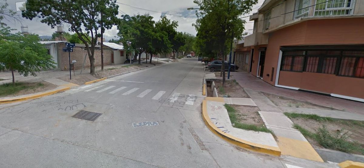 Tras un llamado al 911 por una persona que desarmaba una camioneta hallaron 4 vehículos robados