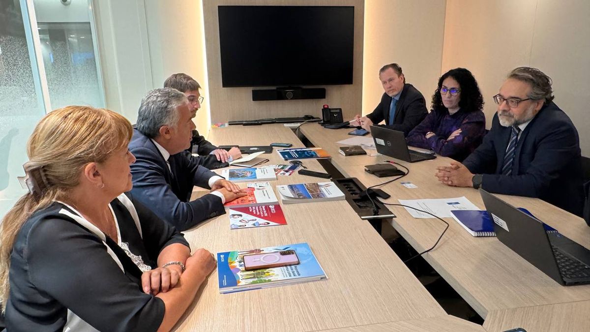 La delegación mendocina con directivos de la OCDE. La delegación mendocina con directivos de la OCDE.