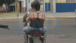 Motociclistas sin cascos y el bebé en brazos