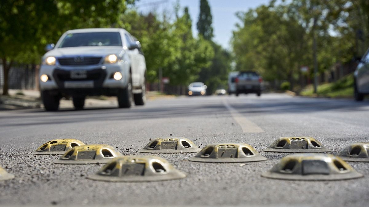 Los típicos serruchos para reducir la velocidad ubicados en distintos puntos del Gran Mendoza duran poco y se rompen mal, llevándose consigo tus neumáticos.