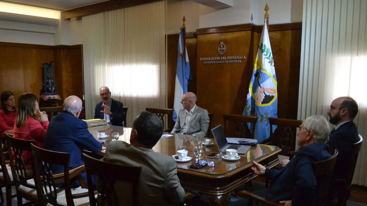 La Junta Electorl acordó con el Correo Argentino cómo será la logística para las elecciones del 22 de febrero en 6 departamentos de Mendoza. La Junta Electorl acordó con el Correo Argentino cómo será la logística para las elecciones del 22 de febrero en 6 departamentos de Mendoza.