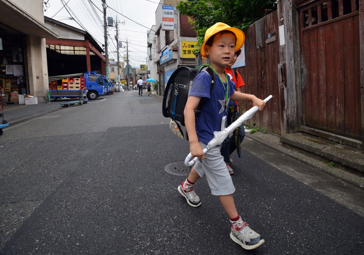La práctica de permitir que los niños se muevan independientemente continúa siendo una característica distintiva de Japón. La práctica de permitir que los niños se muevan independientemente continúa siendo una característica distintiva de Japón.