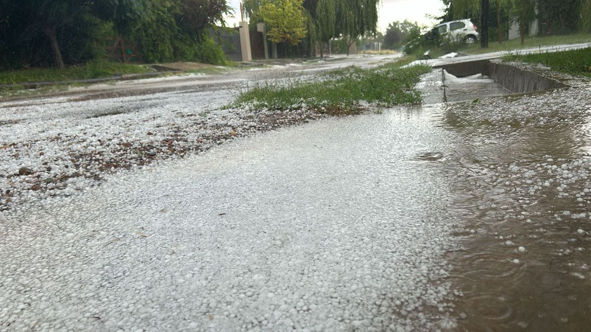 Tormenta con abundante caída de agua y granizo pequeño en Luján. Foto: Gentileza