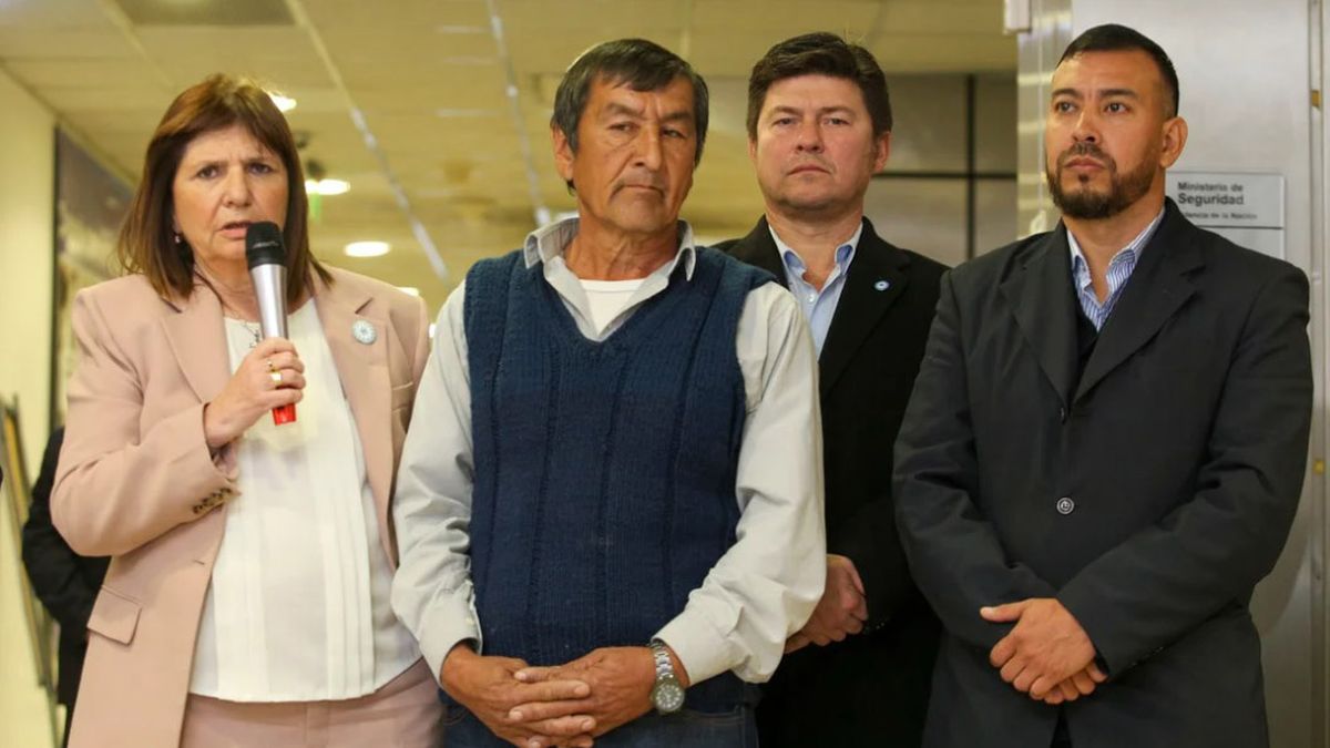 El papá de Loan Peña junto a sus abogados y la ministra de Seguridad de la Nación Patricia Bullrich El papá de Loan Peña junto a sus abogados y la ministra de Seguridad de la Nación Patricia Bullrich