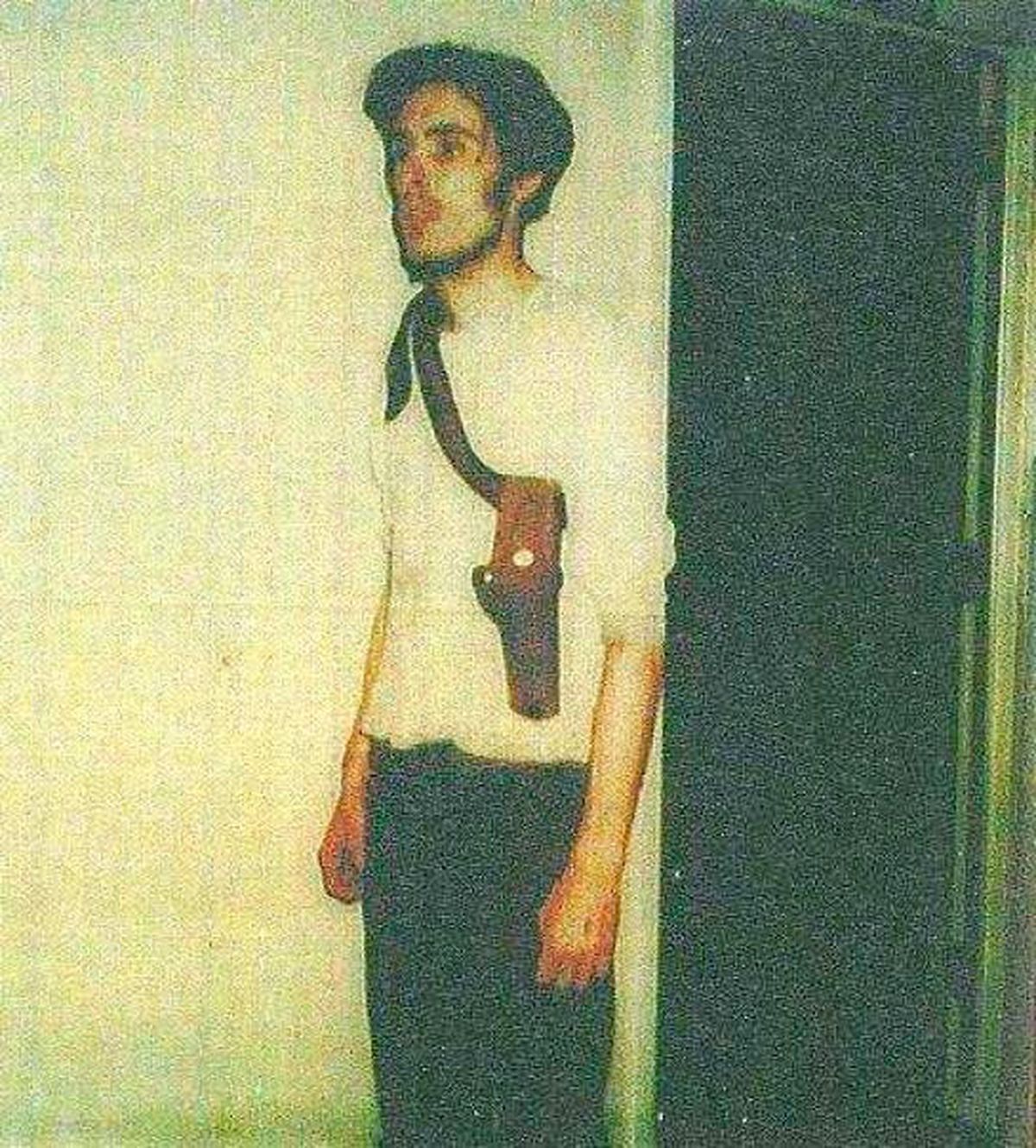 Richard Chase portando un un arma. (YouTube).
