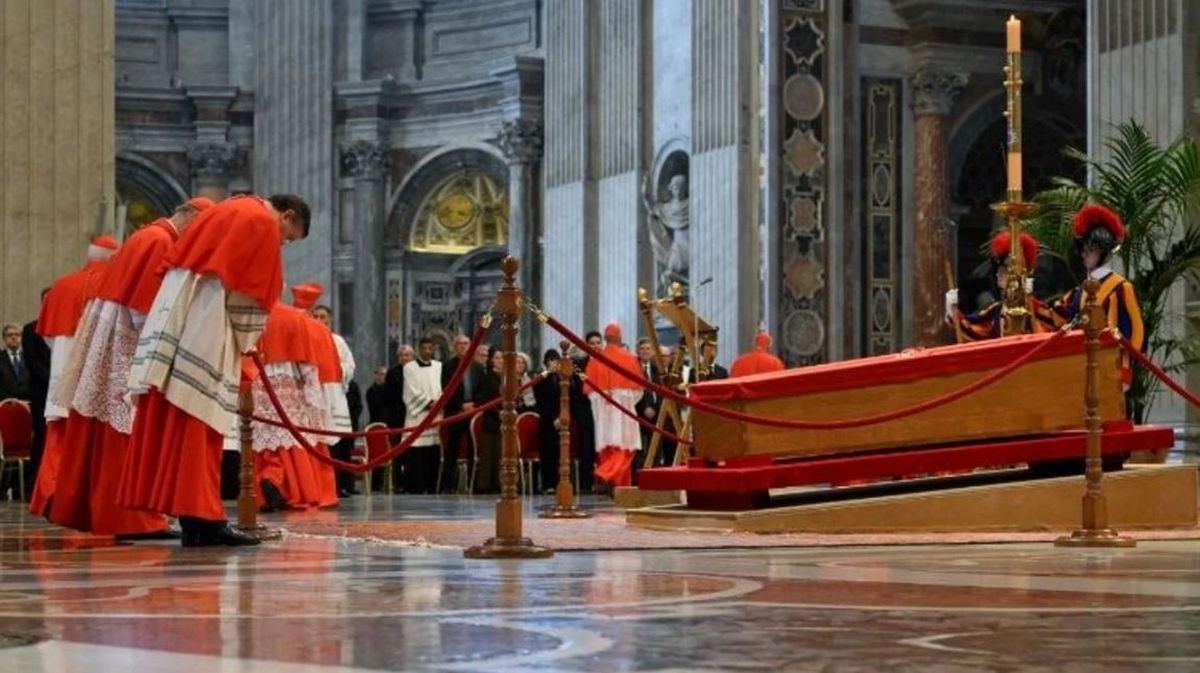 Llegaron al Vaticano miles de personas para darle el último adiós al papa Francisco en una ceremonia simple. Foto: Vatican Media 