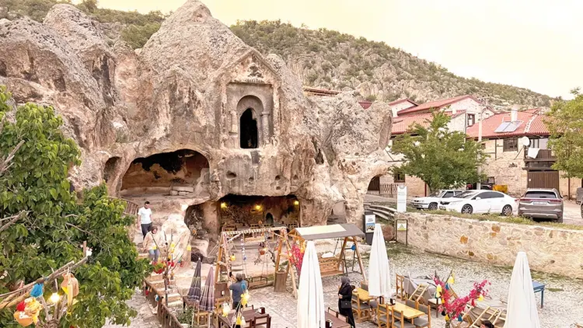 Expertos en arqueología dejaron en claro su indignación ante el nuevo café. Expertos en arqueología dejaron en claro su indignación ante el nuevo café.