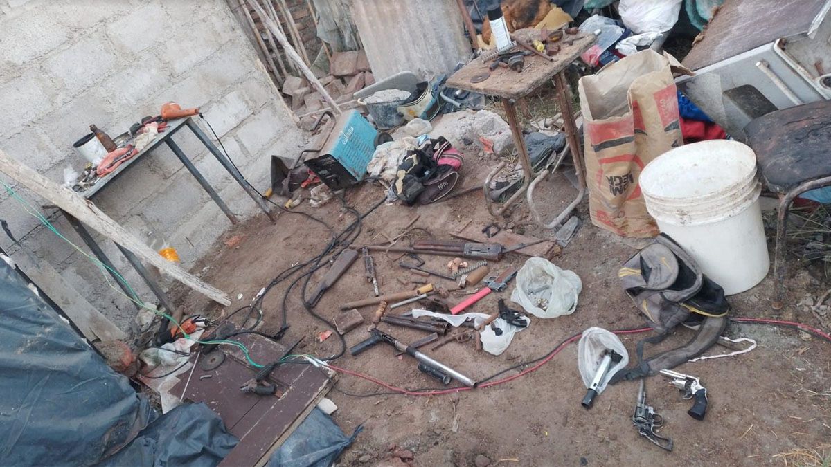Secuestraron una gran cantidad de armas en una casa en el asentamiento Puente de Hierro, en Guaymallén.