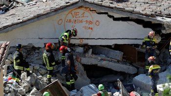 Al menos 247 muertos y numerosos desaparecidos por devastador terremoto en Italia