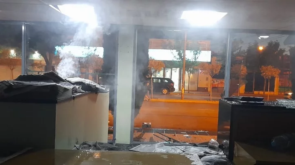 Oficinas humeantes de Diario El Chubut en Trelew, en diciembre de 2021, luego de un ataque antiminero. Oficinas humeantes de Diario El Chubut en Trelew, en diciembre de 2021, luego de un ataque antiminero.