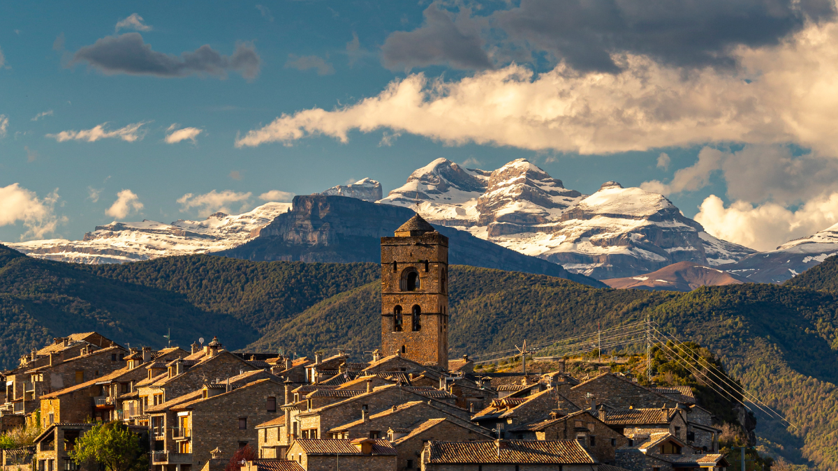 Este pueblo es considerado por España uno de los más bonitos e imponentes de todo el país.