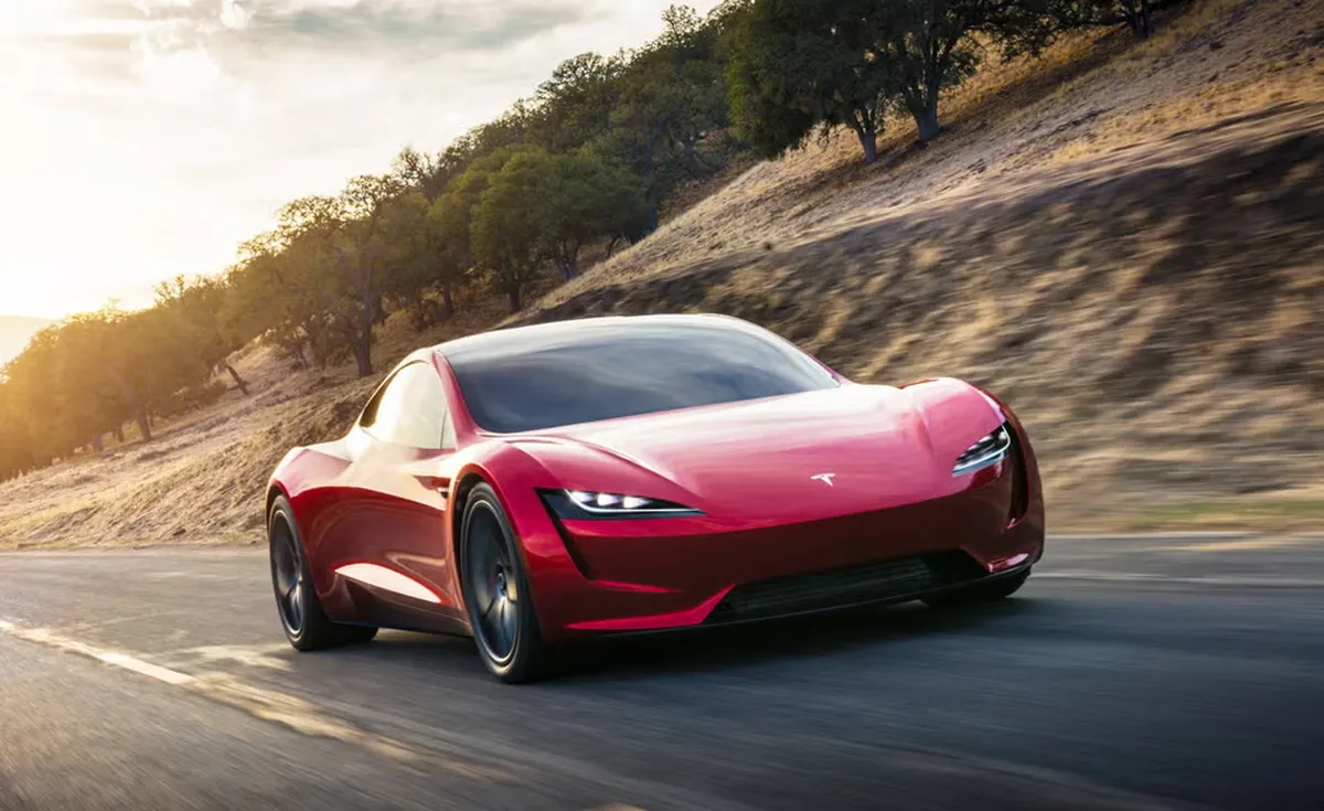 Tesla podría lanzar una versión mejorada de uno de sus autos más queridos. Imagen: Car and Driver
