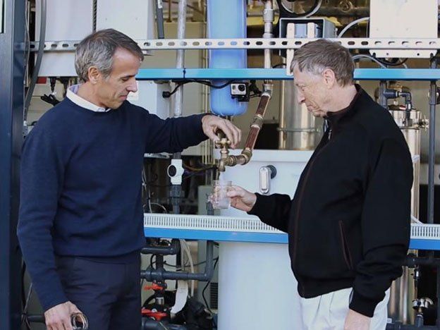 ¡¿Qué hacés?! Bill Gates tomó agua de excremento humano