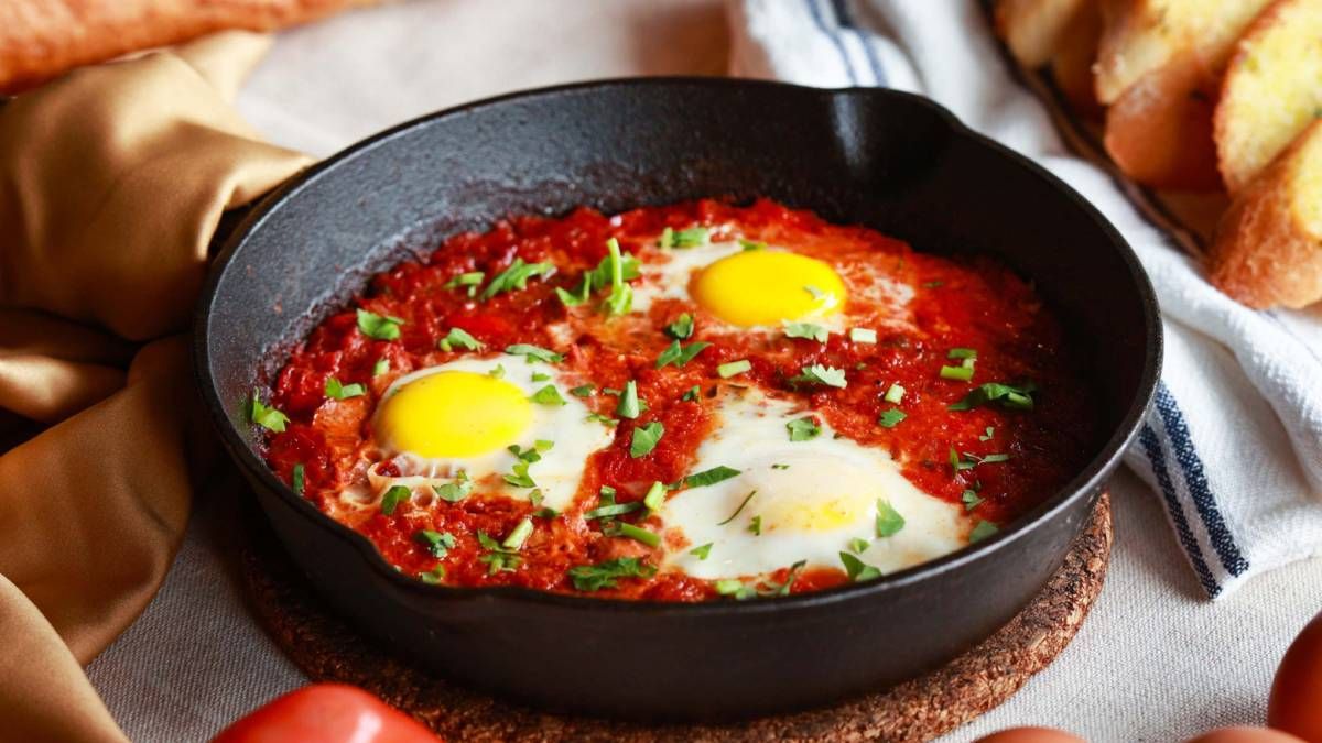 Recetas: huevos en salsa de tomate o shakshuka. Foto: gentileza ajinomoto.