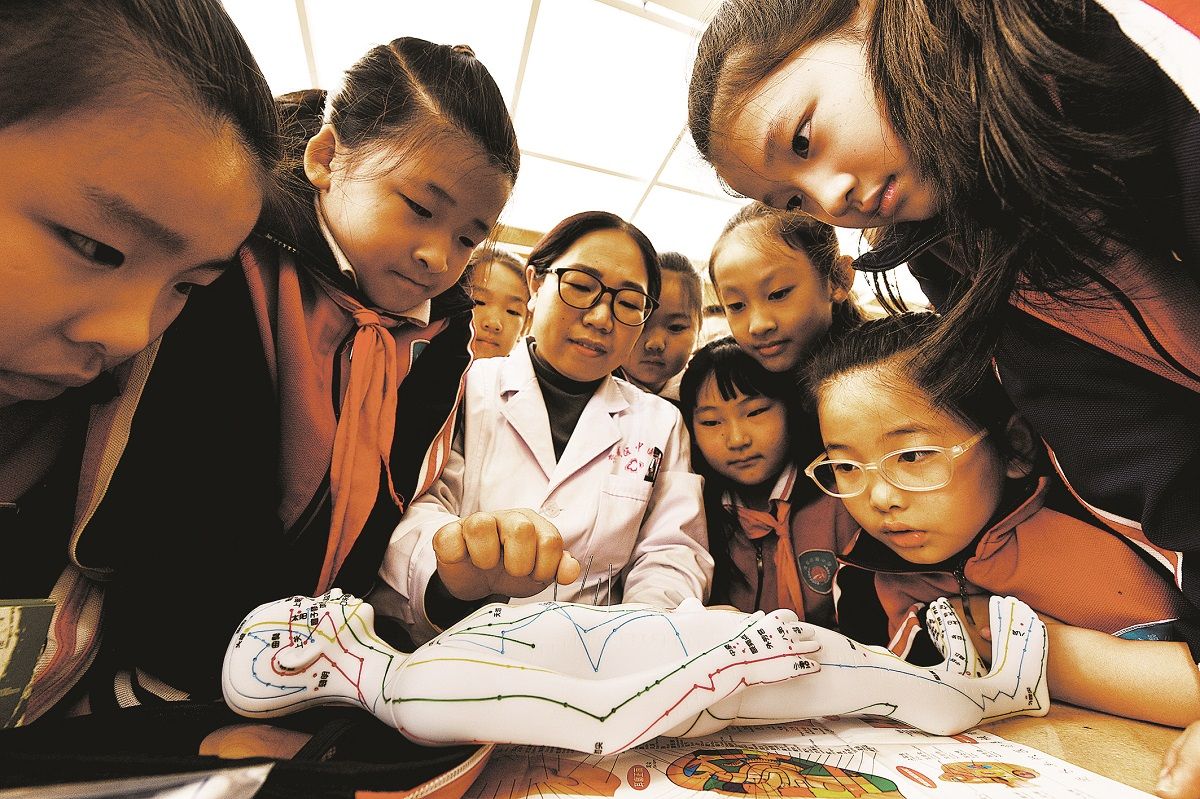 Un grupo de escolares asiste a una explicación sobre los fundamentos de la acupuntura en Shijiazhuang, provincia de Hebei. LI MINGFA / PARA CHINA DAILY