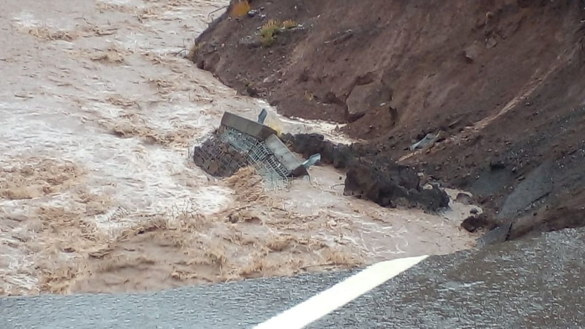 Las intensas e ininterrumpidas lluvias provocaron daños muy grandes en la ruta 145 y el cierre del Paso Pehuenche. Las intensas e ininterrumpidas lluvias provocaron daños muy grandes en la ruta 145 y el cierre del Paso Pehuenche.