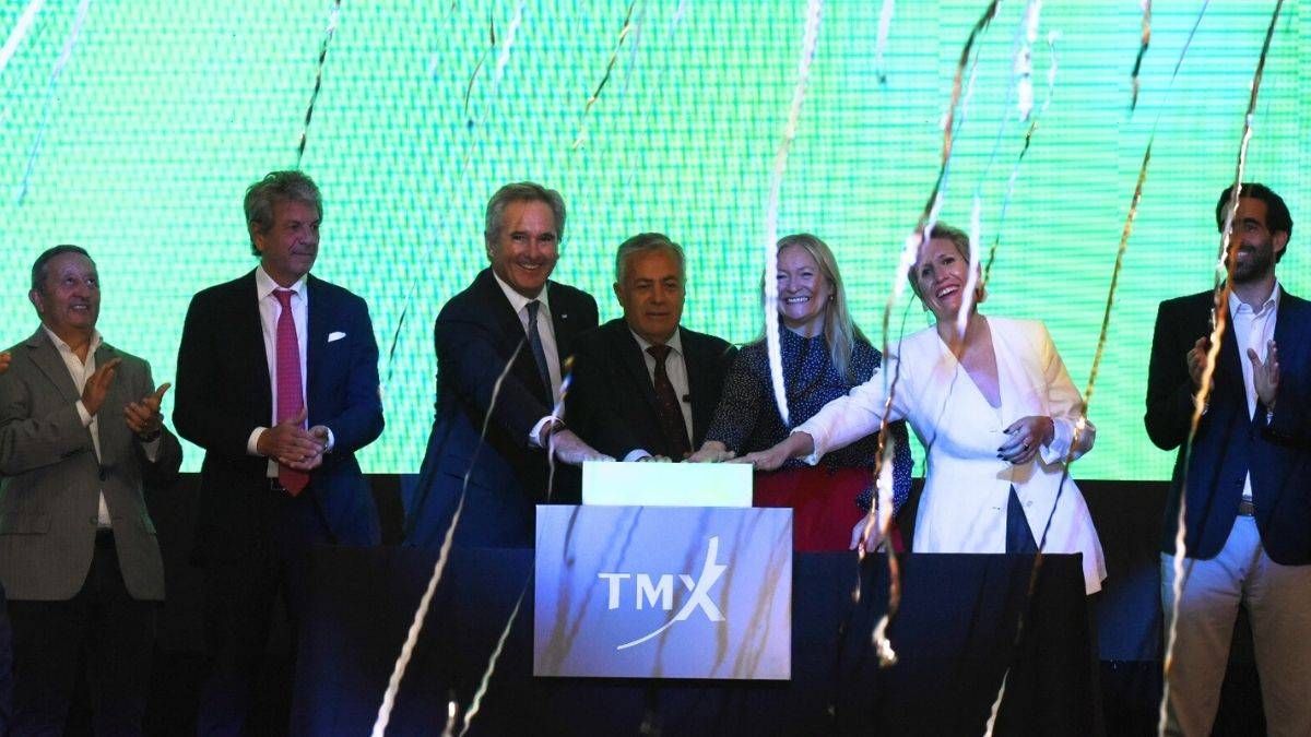 En la Cumbre Minera, el gobernador Alfredo Cornejo y sus funcionarios le dieron apertura a la Bolsa de Toronto, en un acto simbólico de la posibilidad de que las empresas mineras comiencen a conseguir financiamiento de esa bolsa de valores. En la Cumbre Minera, el gobernador Alfredo Cornejo y sus funcionarios le dieron apertura a la Bolsa de Toronto, en un acto simbólico de la posibilidad de que las empresas mineras comiencen a conseguir financiamiento de esa bolsa de valores.