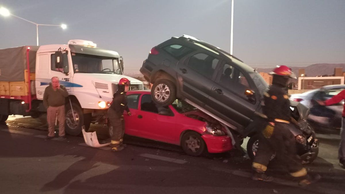 La distracción al volante es causa de muchos de los accidentes de tránsito ocurridos en Mendoza. La frenada de un vehículo provocó el choque en cadena de quienes venían detrás y no reaccionaron a tiempo. La distracción al volante es causa de muchos de los accidentes de tránsito ocurridos en Mendoza. La frenada de un vehículo provocó el choque en cadena de quienes venían detrás y no reaccionaron a tiempo.