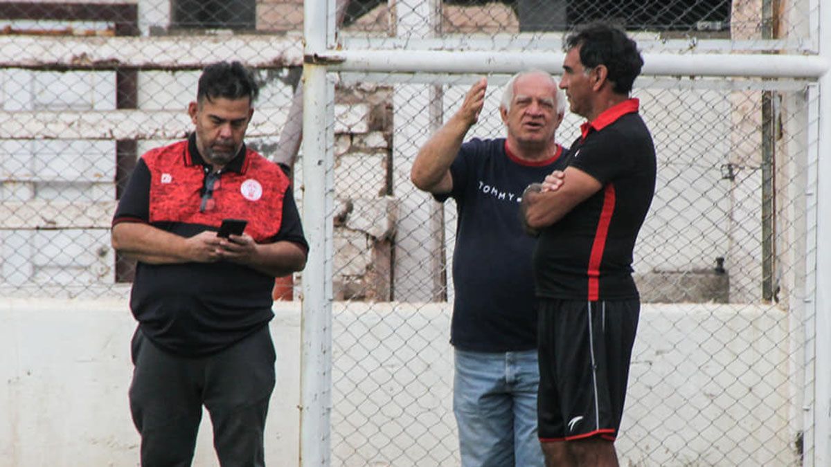 El entrenador Darío Alaniz junto al vicepresidente Dante Ponce y el presidente Rafael Giardini.