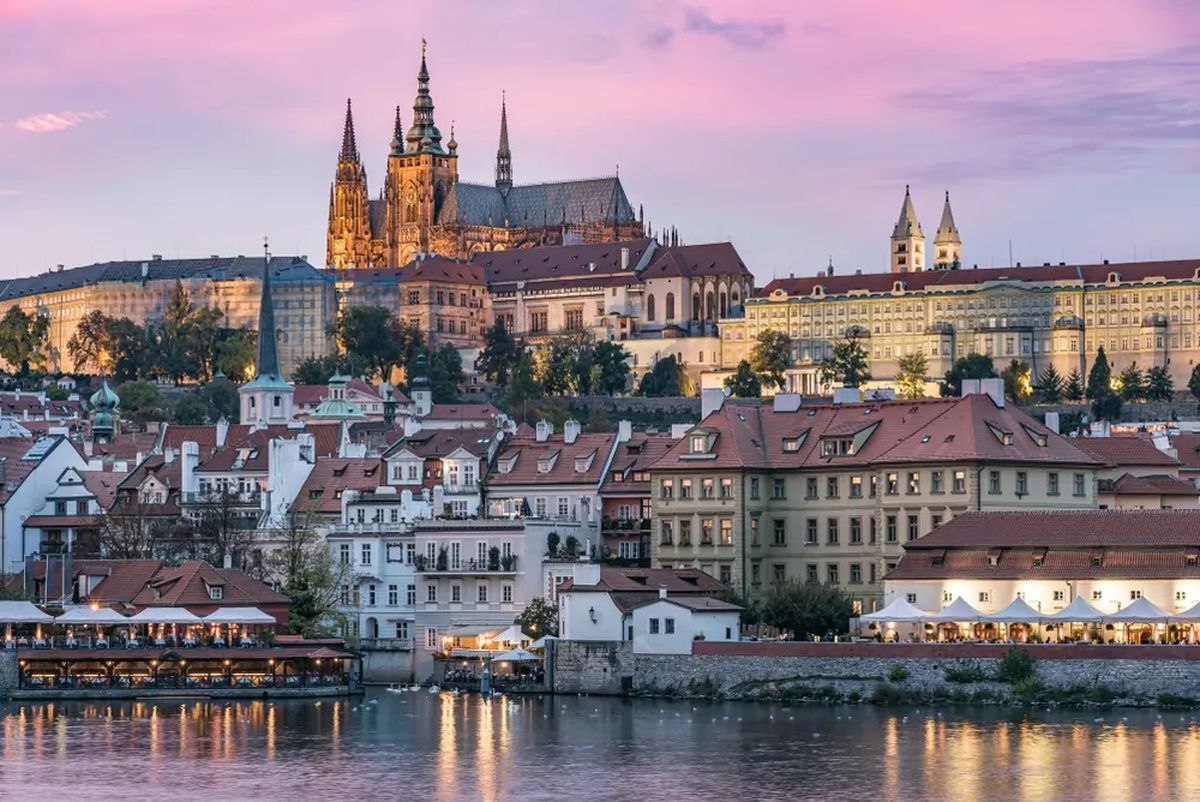 El castillo de Praga es conocido como Praský hrad. El castillo de Praga es conocido como Praský hrad.