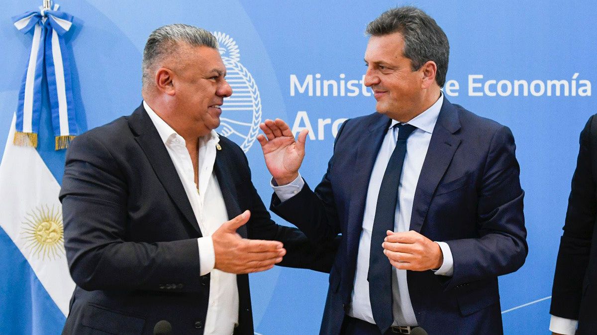 Sergio Chiqui Tapia y Sergio Massa, durante la presentación de los avales.