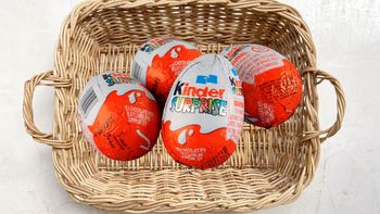 No era para jugar: el juguete sorpresa de los huevos Kinder que obligó a una disculpa pública