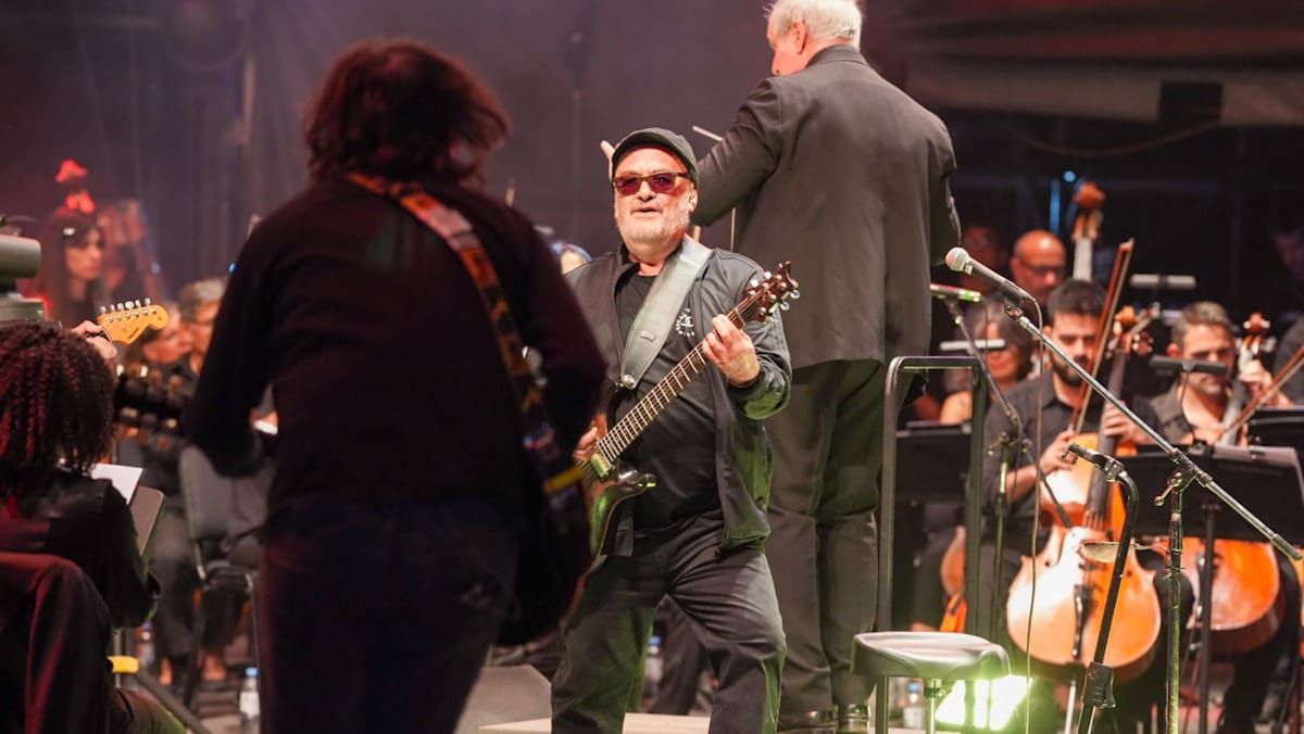 Germán Daffunchio, líder de Las Pelotas, cantaba por primera vez con la Orquesta Filarmónica de Mendoza.