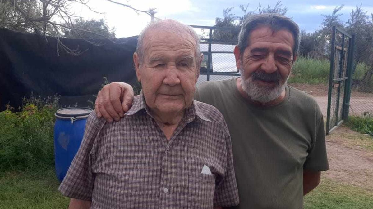 Foto reciente de Corradi, acompañado por un amigo. Fue un gran boxeador y también enseñó el arte del boxeo a muchos púgiles de la actualidad en sus inicios. Foto reciente de Corradi, acompañado por un amigo. Fue un gran boxeador y también enseñó el arte del boxeo a muchos púgiles de la actualidad en sus inicios.