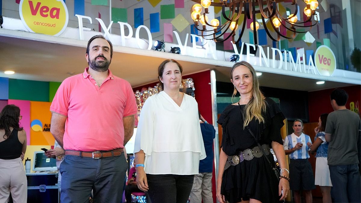 El Jefe de Compras Frescos Andrés Marín, la Jefa de Compras PyL Constanza Baila y la Gerente Nacional de Marketing de Vea Hebe Bayona. Foto: Martín Pravata/Diario Uno. El Jefe de Compras Frescos Andrés Marín, la Jefa de Compras PyL Constanza Baila y la Gerente Nacional de Marketing de Vea Hebe Bayona. Foto: Martín Pravata/Diario Uno.