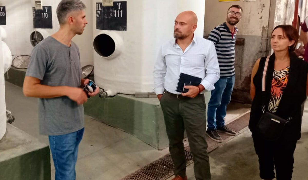 El subsecretario de Industria Comercio y Logística Alberto Marengo y la directora de Cooperativas Andrea Nallim en la Coop. Vitivinícola Gral Alvear. El subsecretario de Industria Comercio y Logística Alberto Marengo y la directora de Cooperativas Andrea Nallim en la Coop. Vitivinícola Gral Alvear.