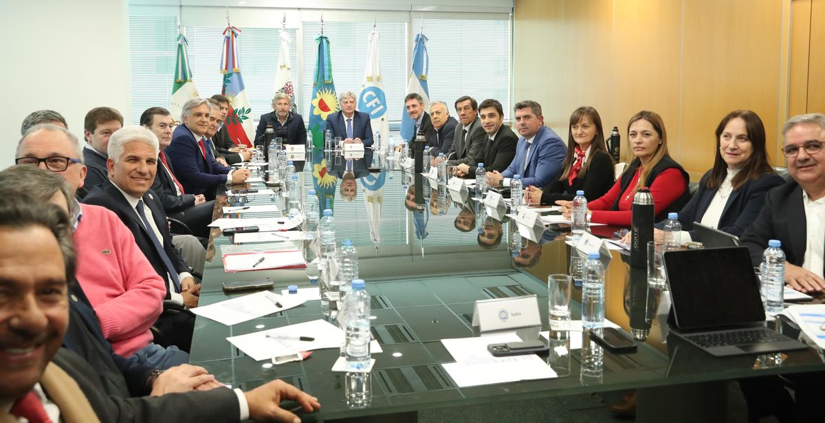 Los proyectos de ATN e Impuestos a los Combustibles fueron firmados por los 23 gobernadores y el jefe de la Ciudad de Buenos Aires