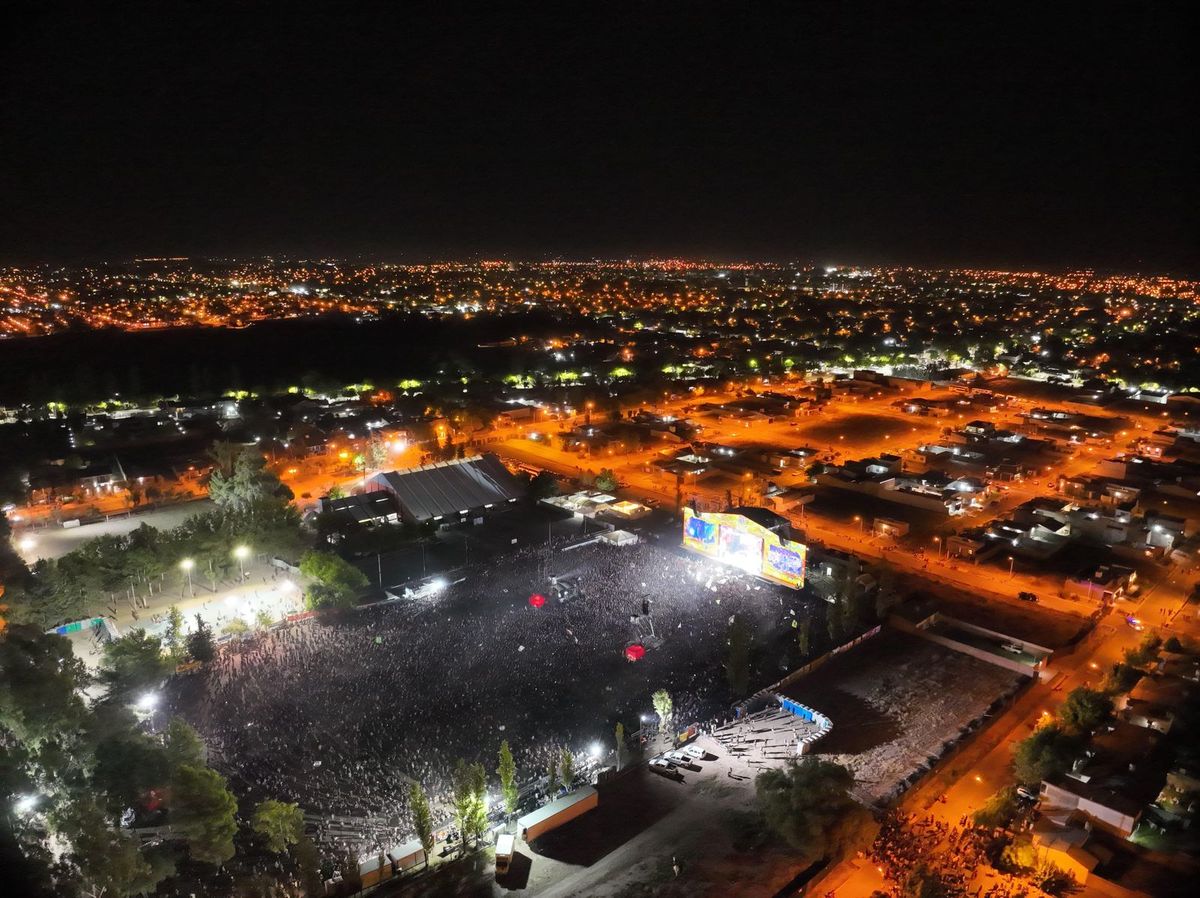 Así estaba el Polideportivo Municipal Nº 2 desde arriba, en el recital de La Renga. Así estaba el Polideportivo Municipal Nº 2 desde arriba, en el recital de La Renga.
